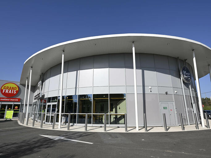 Magasins "Grand Frais" et "Boulangerie Blachère" à Fréjus